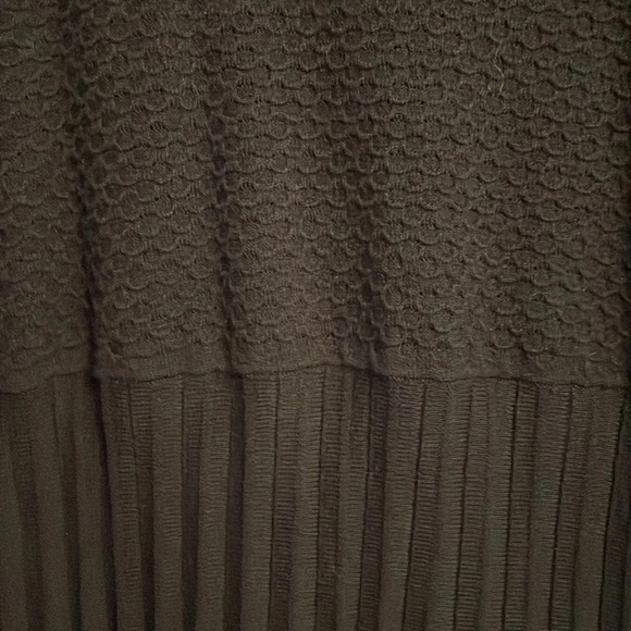 Daisy Fuentes sweater dress, XL. Scallop detail on bodice. Pleated bottom. Black - Picture 4 of 7